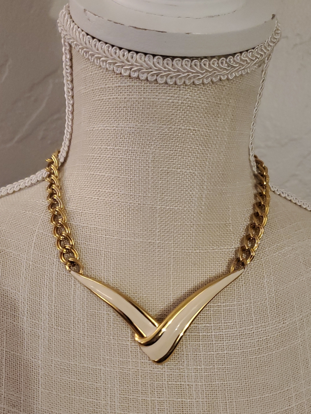 MONET Vintage Gold Tone  & Cream Enamel V COLAR CHOKER Style Necklace